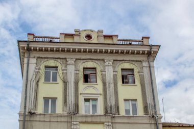 Ağustos 'ta eski bir evin cephesi