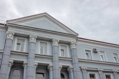 Ağustos 'ta eski bir evin cephesi