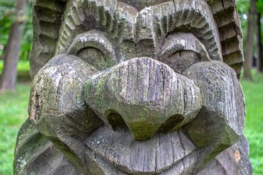 Oyuncak tahta bir cüce heykeli Pamuk Prenses 'le ilgili bir peri masalından