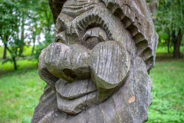 Oyuncak tahta bir cüce heykeli Pamuk Prenses 'le ilgili bir peri masalından