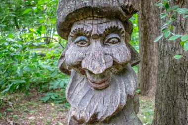 Oyuncak tahta bir cüce heykeli Pamuk Prenses 'le ilgili bir peri masalından