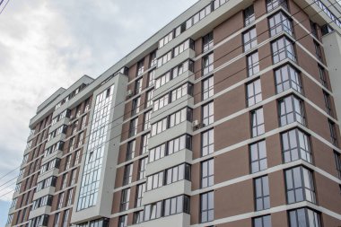 Şehirdeki çok katlı bir apartmanın ön cephesi. Ternopil, Ukrayna