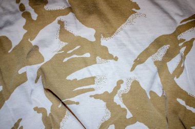 Kumaşın dokusu Amerikan ordusunun haki ya da askeri kumaşına benzer.