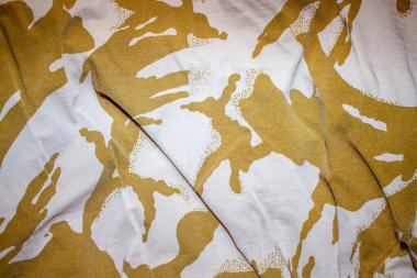 Kumaşın dokusu Amerikan ordusunun haki ya da askeri kumaşına benzer.