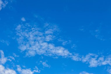 Ağustos 'ta mavi gökyüzünde beyaz sonbahar bulutları