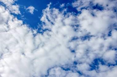 Ağustos 'ta mavi gökyüzünde beyaz sonbahar bulutları