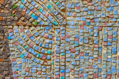 Sovyet evinin duvarında renkli taş mozaiği.