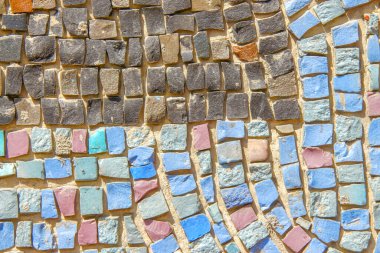 Sovyet evinin duvarında renkli taş mozaiği.