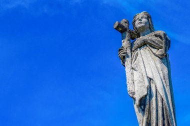 Mezardaki Meryem Ana 'nın güzel taş heykeli.