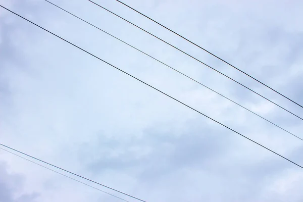 8月の空と送電線 — ストック写真