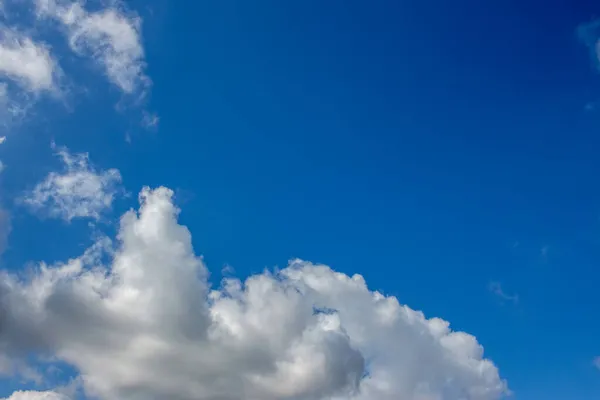 Awan Musim Gugur Putih Langit Biru Pada Bulan Agustus — Stok Foto