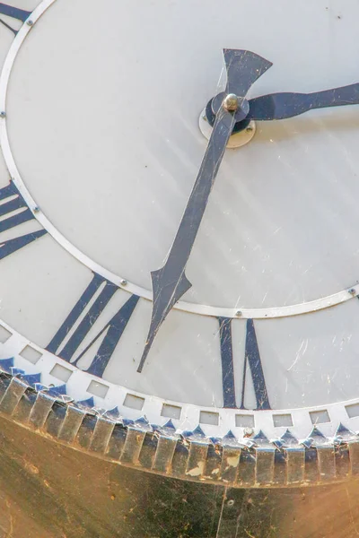 公園内の通りの時計の金属製のダイヤルと椅子 — ストック写真