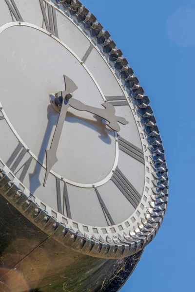 Cadran Métallique Chaises Une Horloge Rue Dans Parc — Photo