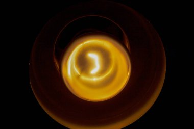 Odadaki kırılmadan kaynaklanan sarı ışık.