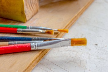 Masaya resim yapmak için renkli fırçalar