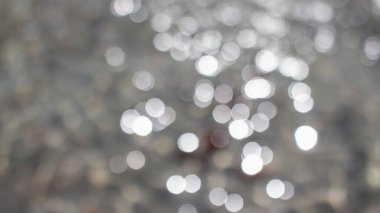 Fıskiyenin yanında güneş ışınları var.