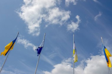 Spor müsabakalarında Ukrayna ve Avrupa Birliği bayrağı. Ternopil, Ukrayna.