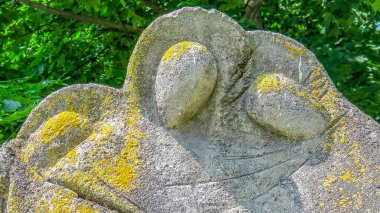 Kum taşından yapılmış insan siluetleri anıtı.