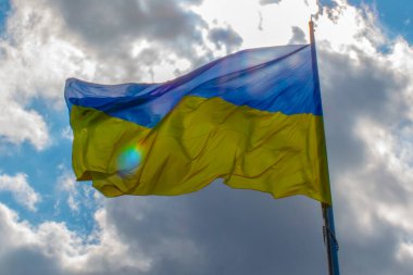 Gökyüzünün arka planında Ukrayna 'nın sarı ve mavi bayrağı