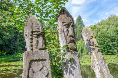 Parktaki tahta erkek heykelleri.