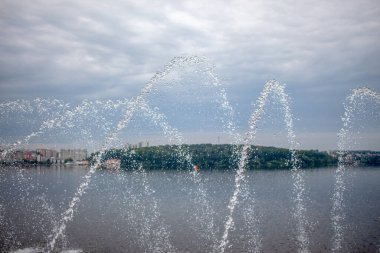 Göldeki bir çeşmede su fışkırtıyor. Ternopil, Ukrayna