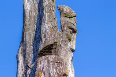 Parktaki antik savaşçı bilgenin tahta anıtı.