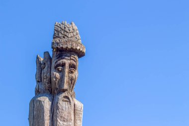 Parktaki antik savaşçı bilgenin tahta anıtı.