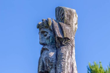 Parktaki antik savaşçı bilgenin tahta anıtı.