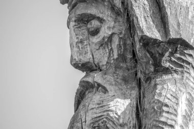 Parktaki antik savaşçı bilgenin tahta anıtı.