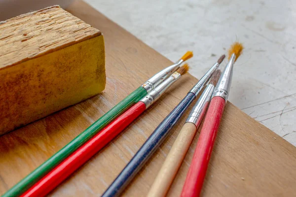 Farbige Pinsel Zum Malen Auf Dem Tisch — Stockfoto