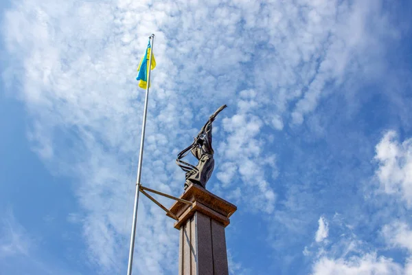 Γυναίκα Σημαία Της Ουκρανίας Στο Χέρι Της Φόντο Του Ουρανού — Φωτογραφία Αρχείου