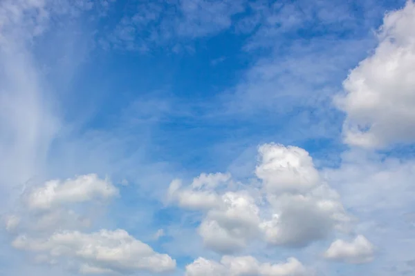 Langit Biru Dan Awan Putih Pada Bulan Agustus — Stok Foto