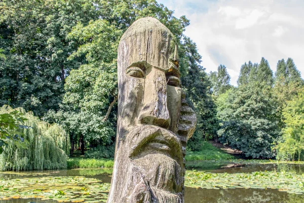 公园里的木雕人 — 图库照片