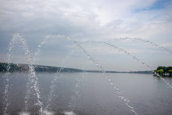 Jatos Água Uma Fonte Lago Ternopil Ucrânia — Fotografia de Stock