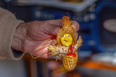 Oyuncak uçan cadı mı yoksa şapkalı ve sepetli Baba Yaga mı?