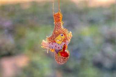 Oyuncak uçan cadı mı yoksa şapkalı ve sepetli Baba Yaga mı?