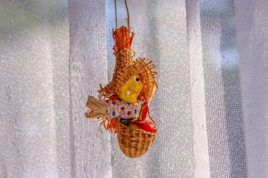 Oyuncak uçan cadı mı yoksa şapkalı ve sepetli Baba Yaga mı?