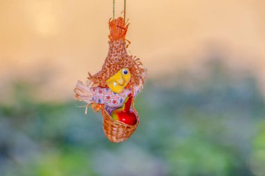 Oyuncak uçan cadı mı yoksa şapkalı ve sepetli Baba Yaga mı?