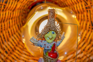 Oyuncak uçan cadı mı yoksa şapkalı ve sepetli Baba Yaga mı?