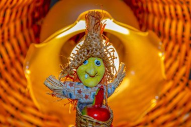 Oyuncak uçan cadı mı yoksa şapkalı ve sepetli Baba Yaga mı?