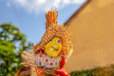 Oyuncak uçan cadı mı yoksa şapkalı ve sepetli Baba Yaga mı?