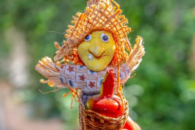 Oyuncak uçan cadı mı yoksa şapkalı ve sepetli Baba Yaga mı?