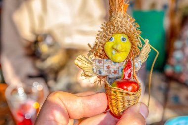 Oyuncak uçan cadı mı yoksa şapkalı ve sepetli Baba Yaga mı?