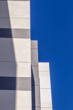 Şehirdeki bir apartmanın ön cephesi.