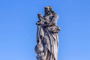 Taştan yapılmış bir anıt. İsa 'nın kollarında, Tanrı' nın annesi tarafından yapılmış.