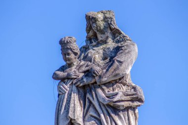 Taştan yapılmış bir anıt. İsa 'nın kollarında, Tanrı' nın annesi tarafından yapılmış.