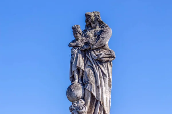 Памятник Сделанный Камня Божией Матерью Иисусом Руках — стоковое фото