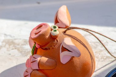 Seramik ve kilden yapılmış oyuncak pembe domuz.