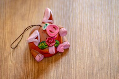 Seramik ve kilden yapılmış oyuncak pembe domuz.