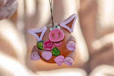 Seramik ve kilden yapılmış oyuncak pembe domuz.